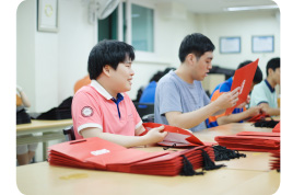 제품포장하는 두 남자
